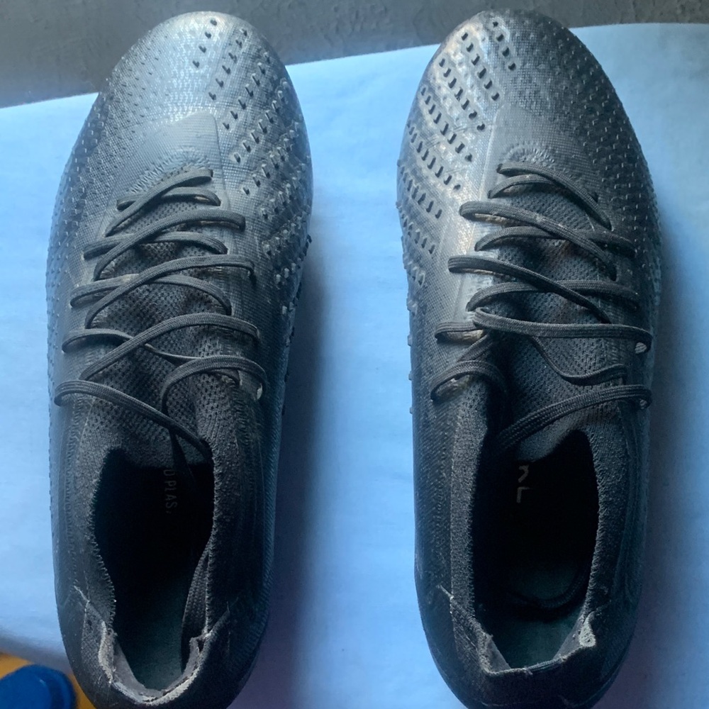 adidas Men's Black Athletic predator soccer shoes.